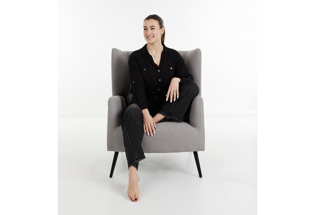 Απεικονίζεται η πολυθρόνα en face.